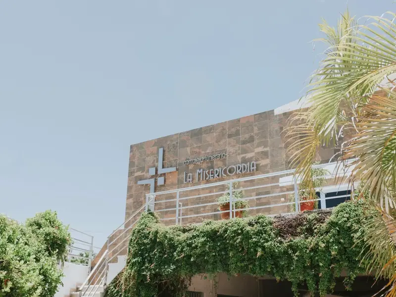 Fachada del Complejo Funerario La Misericordia en Campeche