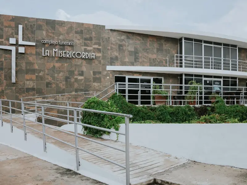 Fachada del Complejo Funerario La Misericordia en Campeche